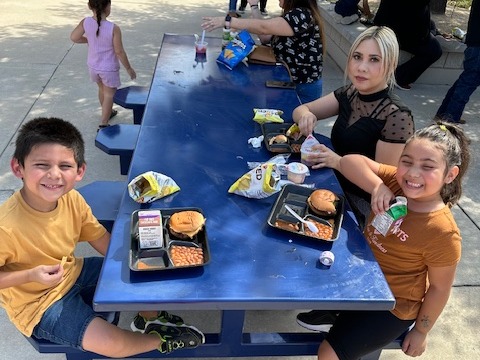 Students and families eating lunch.