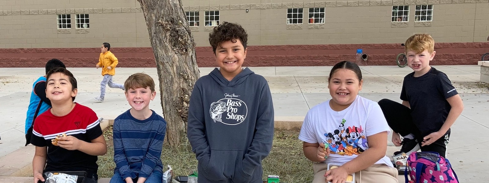 students eating lunch